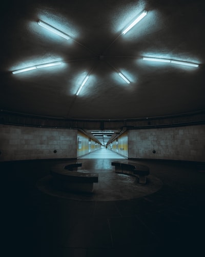 带灯光的黑棕色隧道